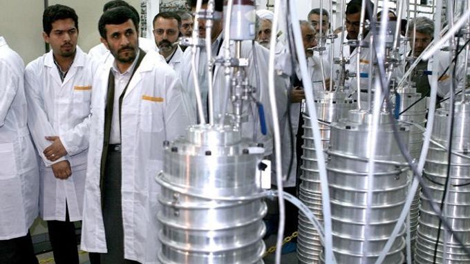 Íránský prezident Mahmúd Ahmadínežád na prohlídce jaderného reaktoru.