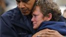 U.S. President Barack Obama hugs North Point Marina owner Donna Vanzant as he tours damage done by Hurricane Sandy in Brigantine, New Jersey, October 31, 2012. Putting aside partisan differences, Obama and Republican Governor Chris Christie toured storm-stricken parts of New Jersey together on Wednesday, taking in scenes of flooded roads and burning homes in the aftermath of superstorm Sandy. REUTERS/Larry Downing (UNITED STATES - Tags: POLITICS DISASTER TPX IMAGES OF THE DAY) Published: Říj. 31, 2012, 9:32 odp.