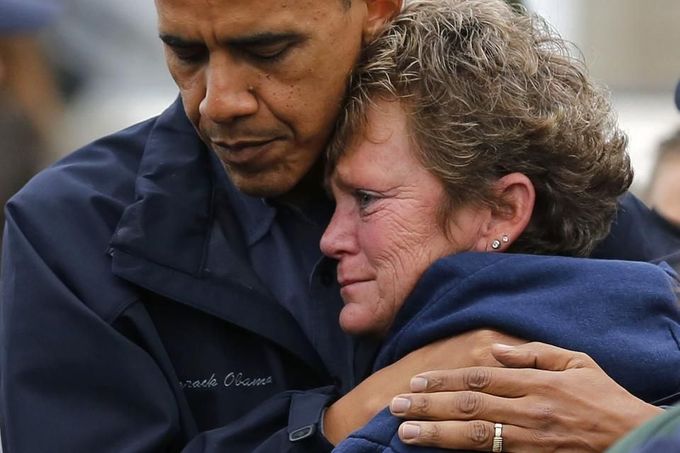 U.S. President Barack Obama hugs North Point Marina owner Donna Vanzant as he tours damage done by Hurricane Sandy in Brigantine, New Jersey, October 31, 2012. Putting aside partisan differences, Obama and Republican Governor Chris Christie toured storm-stricken parts of New Jersey together on Wednesday, taking in scenes of flooded roads and burning homes in the aftermath of superstorm Sandy. REUTERS/Larry Downing (UNITED STATES - Tags: POLITICS DISASTER TPX IMAGES OF THE DAY) Published: Říj. 31, 2012, 9:32 odp.