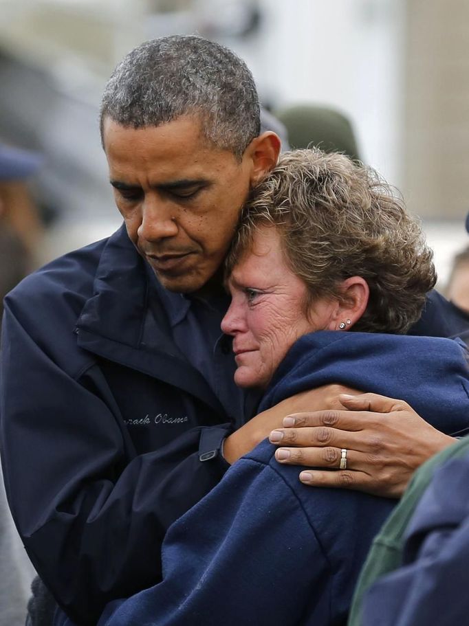 U.S. President Barack Obama hugs North Point Marina owner Donna Vanzant as he tours damage done by Hurricane Sandy in Brigantine, New Jersey, October 31, 2012. Putting aside partisan differences, Obama and Republican Governor Chris Christie toured storm-stricken parts of New Jersey together on Wednesday, taking in scenes of flooded roads and burning homes in the aftermath of superstorm Sandy. REUTERS/Larry Downing (UNITED STATES - Tags: POLITICS DISASTER TPX IMAGES OF THE DAY) Published: Říj. 31, 2012, 9:32 odp.