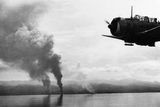 Američané využili obsazené letiště a vysílali z něj bojové letouny útočící na japonské lodě.