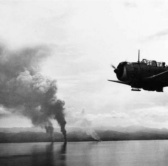 Fotografie z doby, kdy došlo k námořní bitvě u Guadalcanalu mezi Japonskem a loďstvem spojenců (zejména USA). Tato bitva proběhla mezi 12. až 15. listopadem 1942.