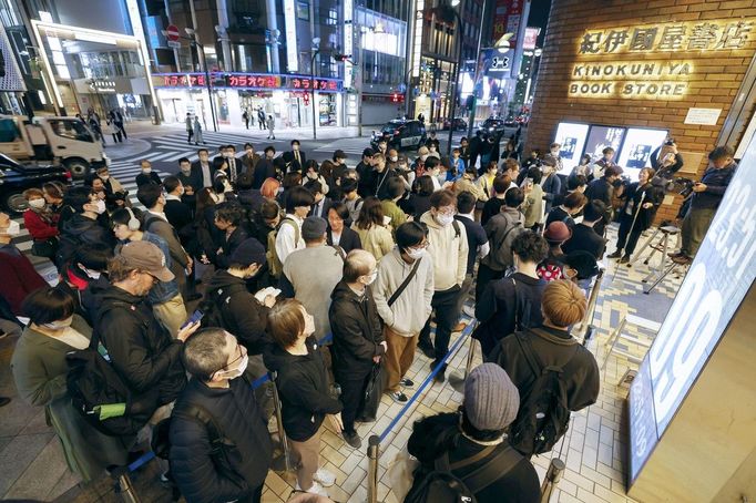 Fronta před tokijským hlavním obchodem řetězce knihkupectví Kinokunija na nový román Harukiho Murakamiho.