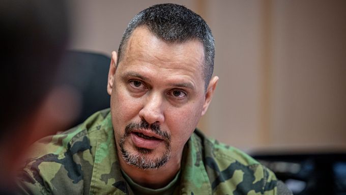 O incidentu, který se stal v noci na pátek 26. září, zatím Vojenská policie ani generální štáb příliš informací neuvolnily. Jasné je to, že generál Roman Hyťha (na fotce) skončil s řeznou ránou.