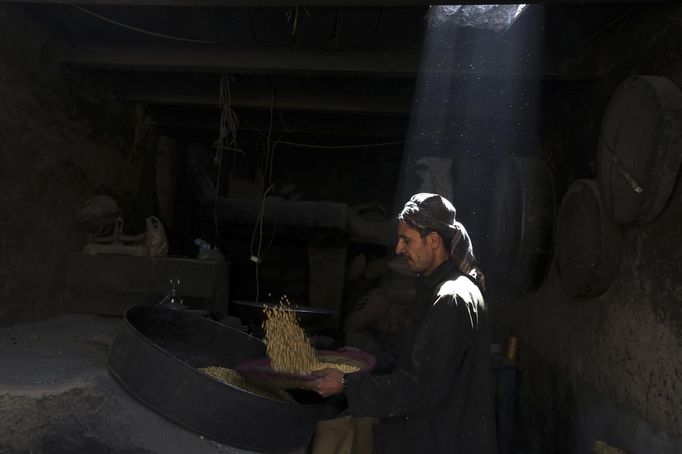 A man prepares special sweets at a small traditional factory ahead of the holy month of Ramadan in Kabul, July 8, 2013. Muslims around the world abstain from eating, drinking and conducting sexual relations from sunrise to sunset during Ramadan, the holiest month in the Islamic calendar. REUTERS/Omar Sobhani (AFGHANISTAN - Tags: RELIGION FOOD) Published: Čec. 8, 2013, 7:50 dop.