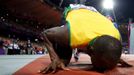 Jamajský sprinter Usain Bolt se raduje z vítězství ve finále na 100 metrů během OH 2012 v Londýně.