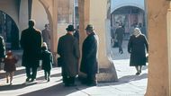 Dopolední sluníčko v severním podloubí náměstí. Březen 1966.