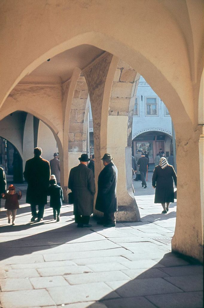 Dopolední sluníčko v severním podloubí náměstí. Březen 1966.