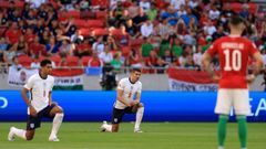 Liga národů 2022/23, Maďarsko - Anglie: Klečící Angličané před zápasem
