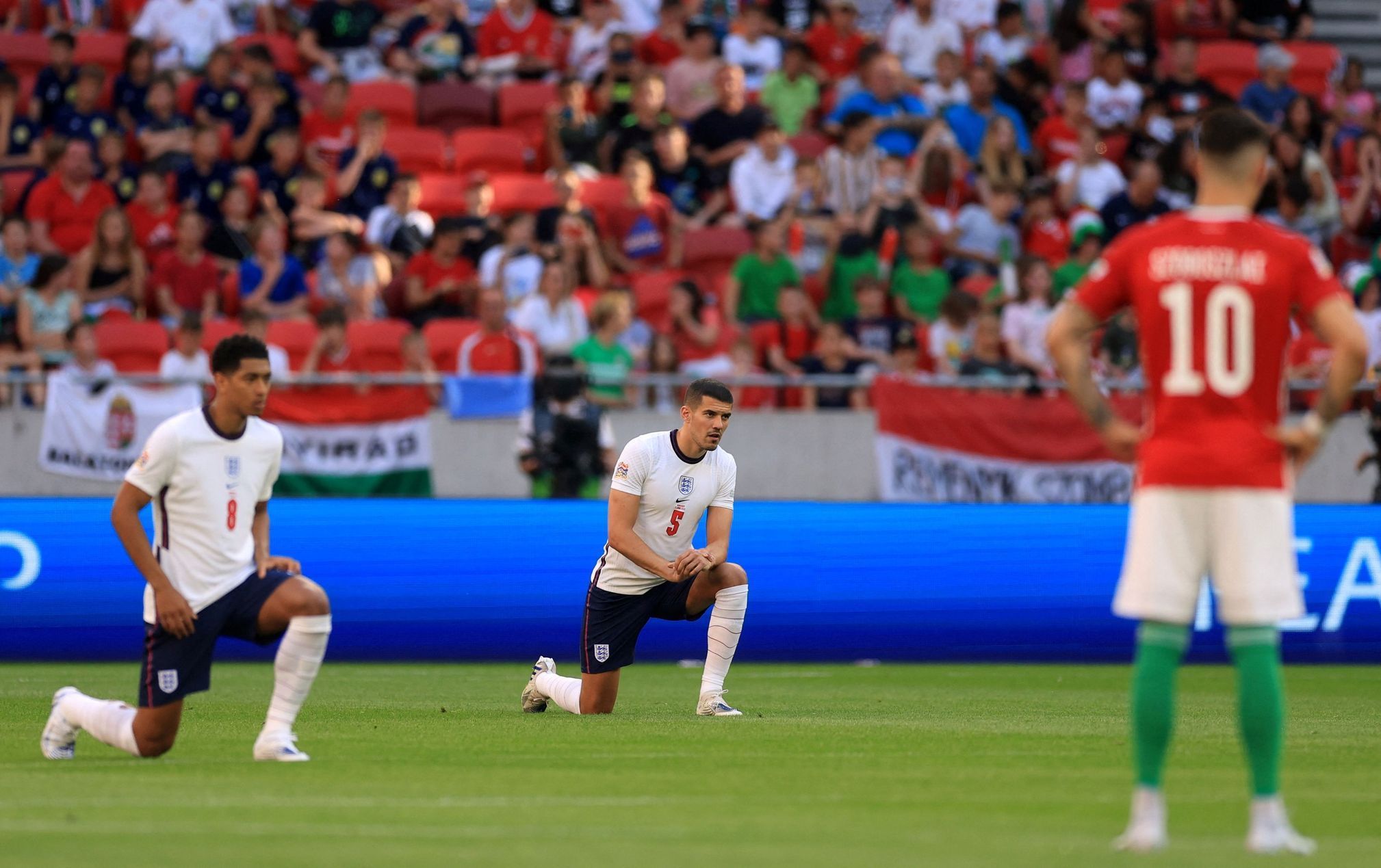 Liga národů 2022/23, Maďarsko - Anglie: Klečící Angličané před zápasem