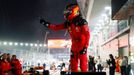 Carlos Sainz z Ferrari slaví triumf ve VC Singapuru F1 2023