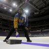Před startem NHL: Malování čár na ledovou plochu
