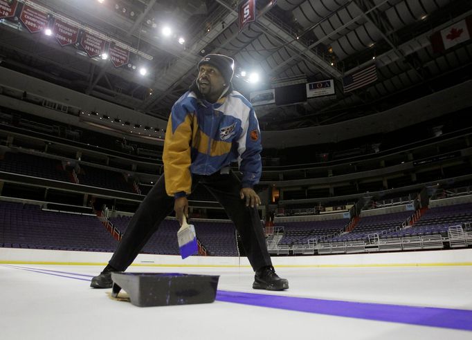 Příprava před začátkem NHL, údržbář maluje čáry na ledobou plochu