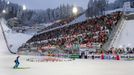 Podle údajů pořadatelů se na skokanský závod mužů prodalo téměř devět tisíc lístků. Tribuna byla sice obsazená diváky, rozhodně ale ne plná.