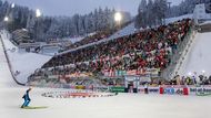 Podle údajů pořadatelů se na skokanský závod mužů prodalo téměř devět tisíc lístků. Tribuna byla sice obsazená diváky, rozhodně ale ne plná.