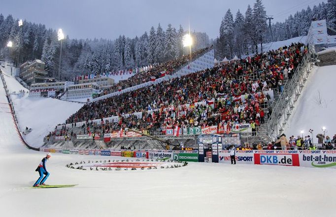 Podle údajů pořadatelů se na skokanský závod mužů prodalo téměř devět tisíc lístků. Tribuna byla sice obsazená diváky, rozhodně ale ne plná.