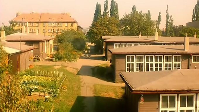 Podívejte se na záběry z filmu Obecná škola, které se natáčely v kolonii Na Slatinách.