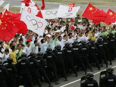 Na potlačení protestů vně olympijských bran je čínská policie připravena.