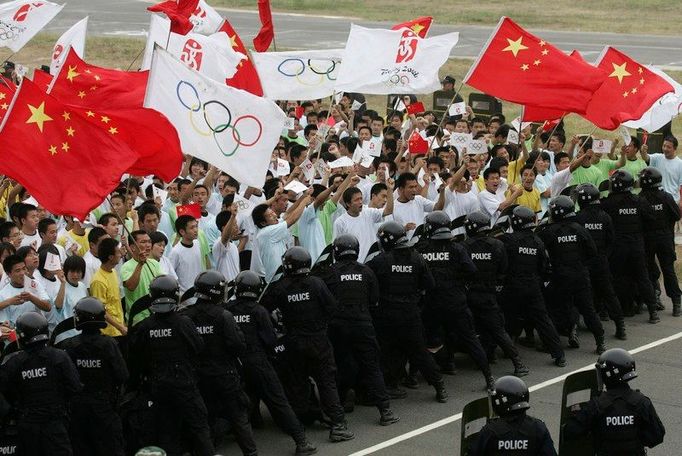 Více bezpečnosti. Speciální pořádkové jednotky nacvičují zásah proti demonstrantům. Zhengzhou, provincie Henan.