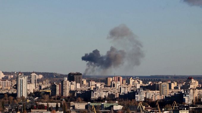 V pondělí v ranních hodinách se v ukrajinském Kyjevě ozvala série výbuchů.