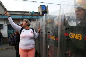 První kamion s pomocí z Brazílie projel do Venezuely, u hranic se shromáždily davy