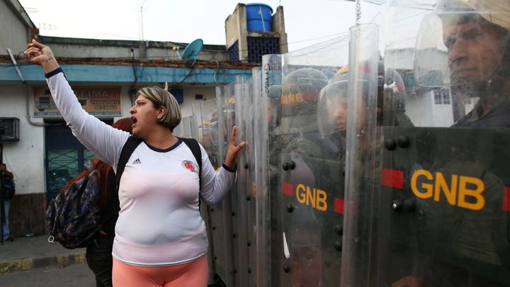 Obrazem: Venezuelané usilují na hranici o humanitární pomoc. Na zběhy míří slzný plyn