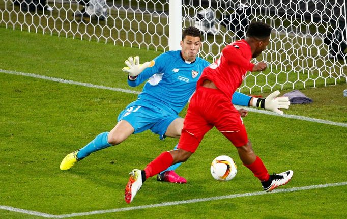 Liverpool - Sevilla, finále evropské ligy 2016 v Basileji. Daniel Sturridge (Liv) a brankář Sevilly David Soria