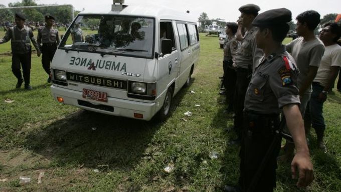 Sanitka přiváží těla tří popravených atentátníků do vesnice na východě Jávy. Přestože výbuchy na Bali v roce 2002 zabily mnoho Australanů, australská vláda nesouhlasí s popravnou útočníků.
