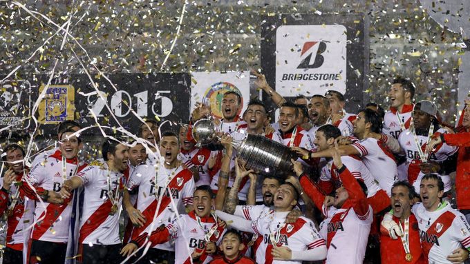 Fotbalisté River Plate slaví vítězství v  Poháru osvoboditelů.
