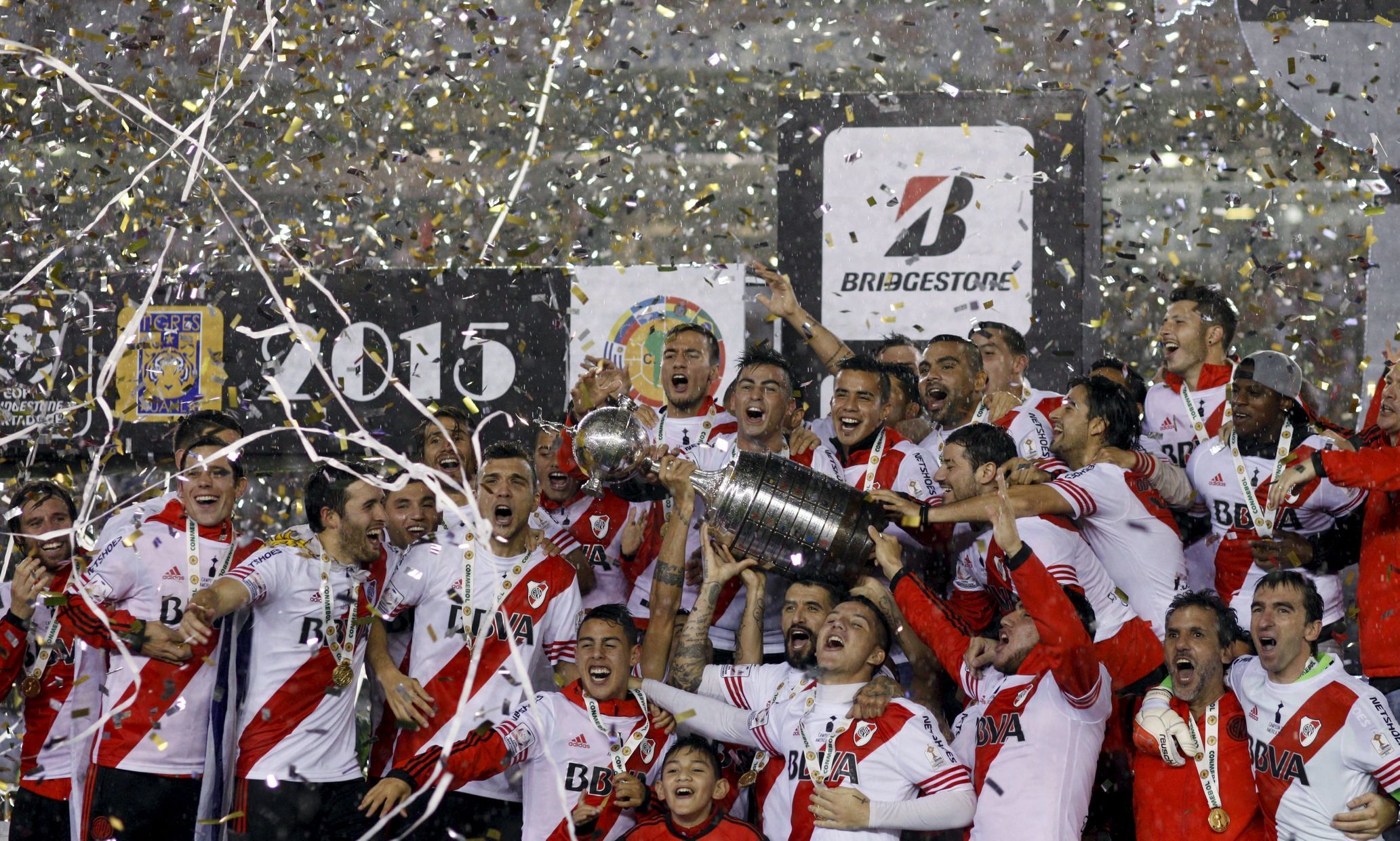 Fotbalisté River Plate slaví vítězství v  Poháru osvoboditelů.