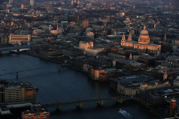 ATTENTION EDITORS - EMBARGOED FOR PUBLICATION TO 00:01 GMT JANUARY 11, 2013 St Paul's cathedral is lit by the early morning sun in an aerial view taken from The View gallery at the Shard, western Europe's tallest building, in London January 8, 2013. The View, the public viewing deck accessible by high speed elevators on the 309 metre (1013 feet) Shard building, opens on February 1. Picture taken January 8, 2013. REUTERS/Stefan Wermuth (BRITAIN - Tags: TRAVEL CITYSCAPE) TEMPLATE OUT Published: Led. 10, 2013, 12:06 odp.