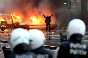 Obrazem: Proti vládním reformám. Brusel zažil pouliční bitvu