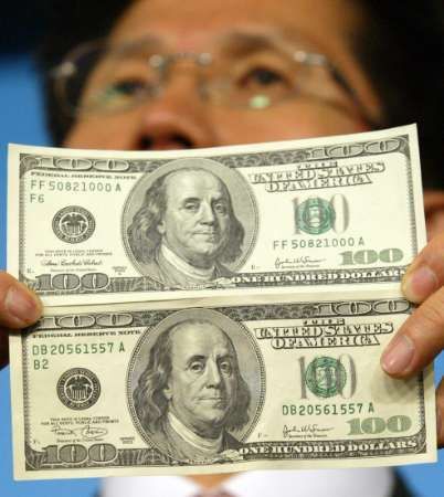 Falešné americké dolary vytištěné v Severní Koreji.