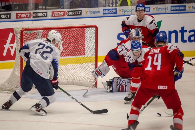 Shane Pinto (22) před českou brankou v zápase MS 20 Česko - USA