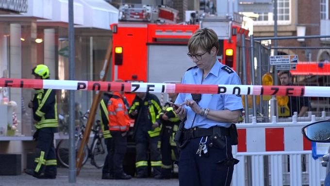 Policie a hasiči na místě útoku v Münsteru.