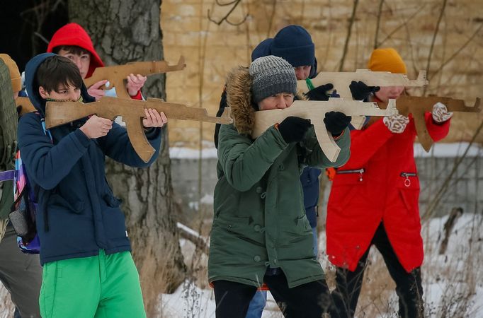 Ukrajinská armáda cvičí civilisty k boji.