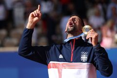 Král Djoker opět vládne! Djokovič vrátil Alcarazovi porážku a má kariérní Golden Slam