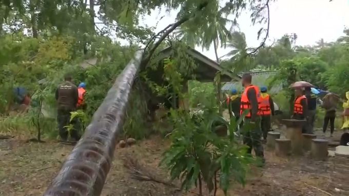 Extrémní bouře udeřila na Thajsko. Vichr poráží stromy, deště způsobily záplavy