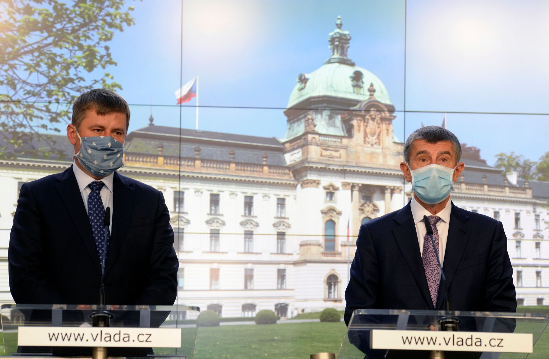 Zleva ministr zahraničí Tomáš Petříček (ČSSD) a premiér Andrej Babiš (ANO)