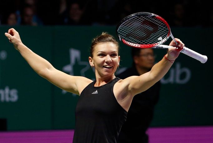 Simona Halepová slaví vítězství nad Serenou Williamsovou na Turnaji mistryň 2014