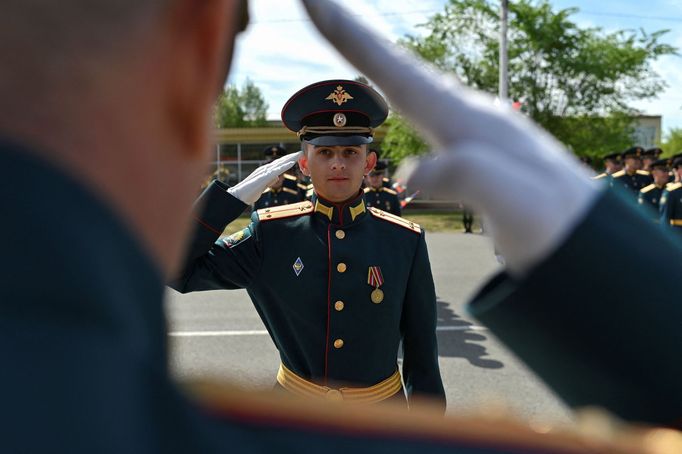 Branci v ruském městě Omsk se před nástupem na vojnu loučí s rodinami.