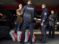Ochranka německého Kauflandu chytla polského zloděje s taškami - zřejmě kradeného - zboží.