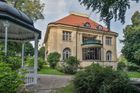 Reprezentativní vila stojí v historické části čtvrti Bubeneč. V 20. letech minulého století ji navrhl architekt Václav Stieber, prezident Inženýrské komory, která pracovala například pro bankéře Julia Petschka.