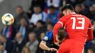 fotbal, kvalifikace ME 2020, Slovensko - Wales, Kieffer Moore střílí na slovenskou branku