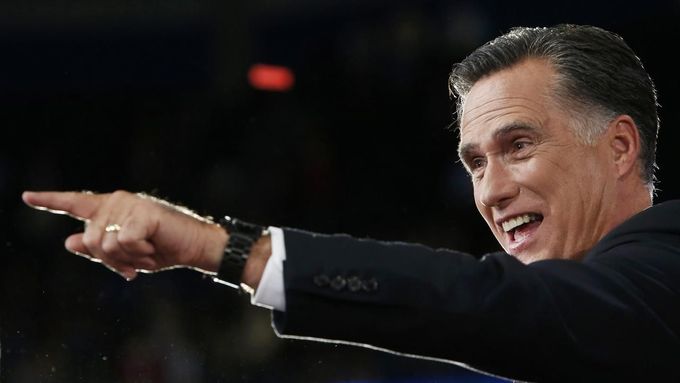 Mitt Romney gestikuluje směrem k delegátům nominačního sjezdu Republikánské strany krátce poté, co dokončil svůj nominační projev.