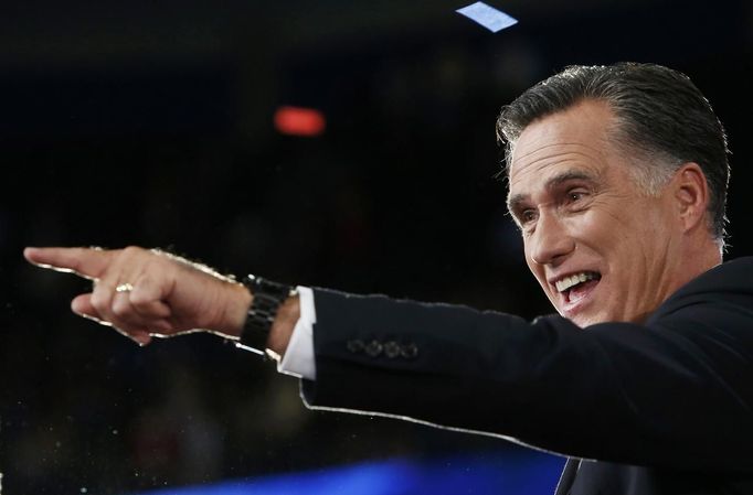 Mitt Romney gestikuluje směrem k delegátům nominačního sjezdu Republikánské strany krátce poté, co dokončil svůj nominační projev.