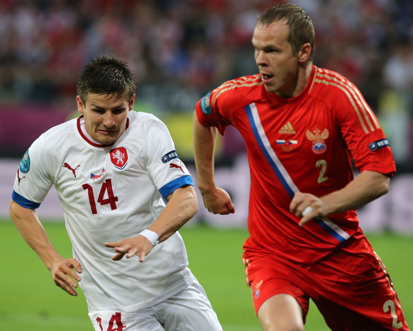 Václav Pilař a Aleandr Aňjukov v utkání Ruska s Českou republikou na Euru 2012
