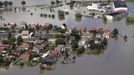 Houses are inundated by the waters of the Elbe river during floods near Magdeburg in the federal state of Saxony Anhalt, June 10, 2013. Tens of thousands of Germans, Hungarians and Czechs were evacuated from their homes on Wednesday as soldiers raced to pile up sandbags to hold back rising waters in the region's worst floods in a decade. REUTERS/Thomas Peter (GERMANY - Tags: DISASTER ENVIRONMENT) Published: Čer. 10, 2013, 3:08 odp.