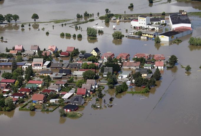 Houses are inundated by the waters of the Elbe river during floods near Magdeburg in the federal state of Saxony Anhalt, June 10, 2013. Tens of thousands of Germans, Hungarians and Czechs were evacuated from their homes on Wednesday as soldiers raced to pile up sandbags to hold back rising waters in the region's worst floods in a decade. REUTERS/Thomas Peter (GERMANY - Tags: DISASTER ENVIRONMENT) Published: Čer. 10, 2013, 3:08 odp.