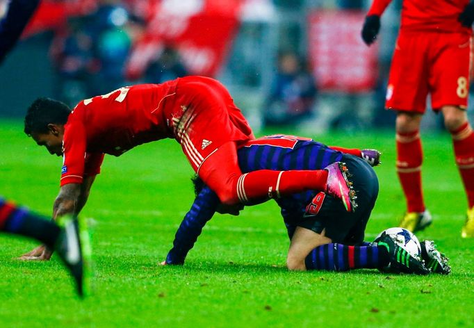 Fotbal, Liga mistrů, Bayern Mnichov - Arsenal: Luiz Gustavo - Santi Cazorla